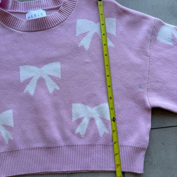 Cropped Crewneck Sweater in Light Pink with White Bow Motif - Picture 4 of 10